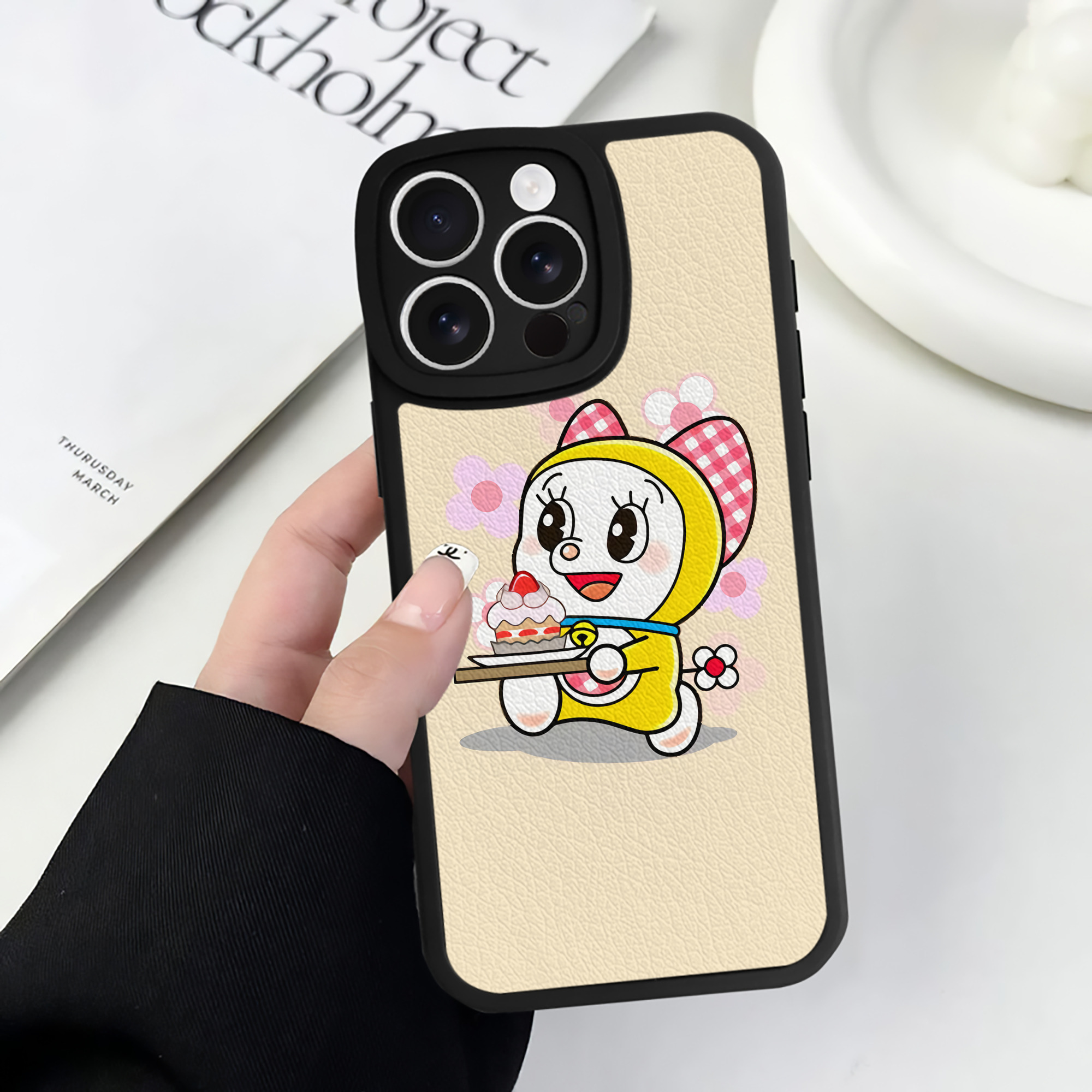 （画像用） ドラえもん Doraemon 【iPhone 16シリーズ対応】シリコンスマホケース（レザー調） 材質：シリコン